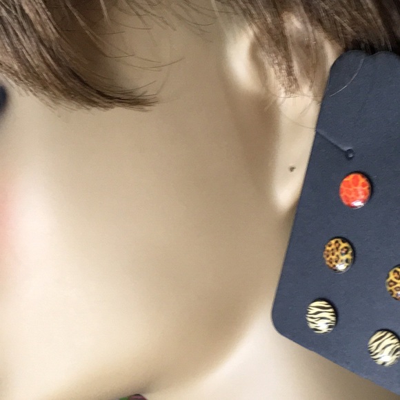 3 Pairs of Stud Earrings - Picture 4 of 6